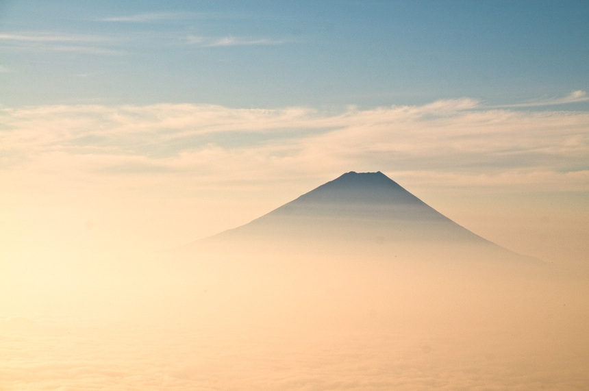写真・カメラエントリー：空に浮かぶ富士